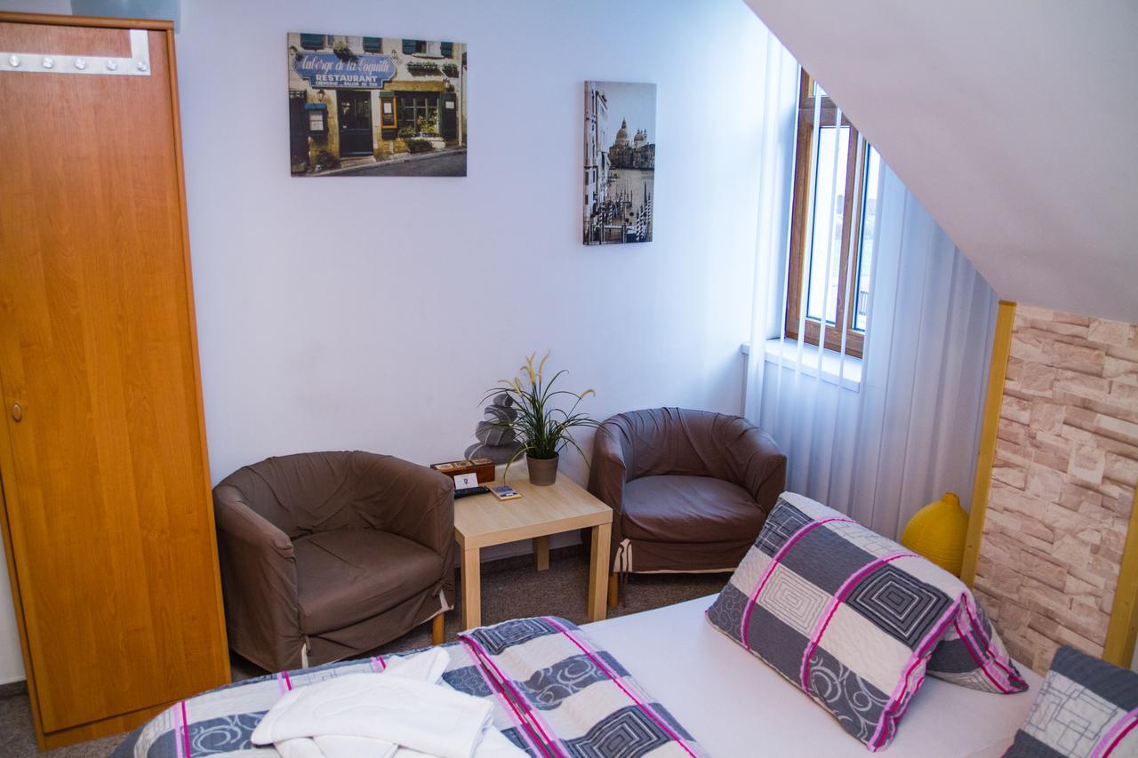 Pension Art Lázně Bohdaneč Bagian luar foto
